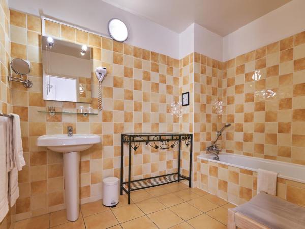 LOGIS Hôtel Du Théâtre : photo 6 de la chambre chambre triple