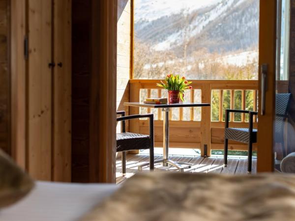 Hôtel Ski Lodge - Village Montana : photo 5 de la chambre chambre double ou lits jumeaux avec balcon pour 2 personnes