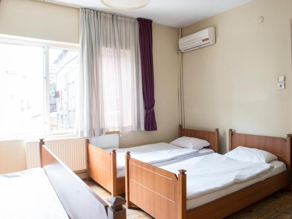 Cheers Midtown Hostel : photo 5 de la chambre chambre quadruple avec salle de bains privative