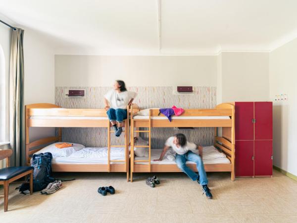 Three Little Pigs Hostel - Your Berlin Castle : photo 2 de la chambre lit simple dans dortoir mixte de 6 lits avec salle de bains commune
