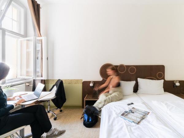 Three Little Pigs Hostel - Your Berlin Castle : photo 1 de la chambre chambre double avec salle de bains commune