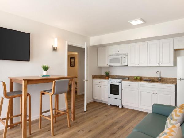 Radisson Panama City Beach - Oceanfront : photo 8 de la chambre suite penthouse lit king-size avec bain à remous et cuisine - non-fumeurs 