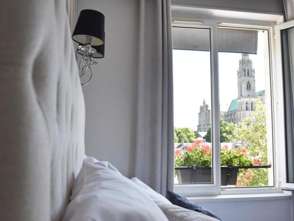 Hôtel Le Boeuf Couronné Chartres - Logis Hotels : photo 10 de la chambre chambre double confort - vue sur cathédrale