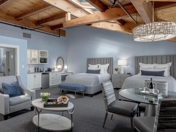 Boston Yacht Haven : photo 5 de la chambre chambre de luxe 2 lits queen-size et canapé-lit