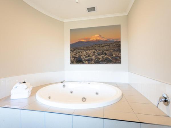 Lake Taupo Motor Inn : photo 4 de la chambre suite de luxe avec baignoire spa