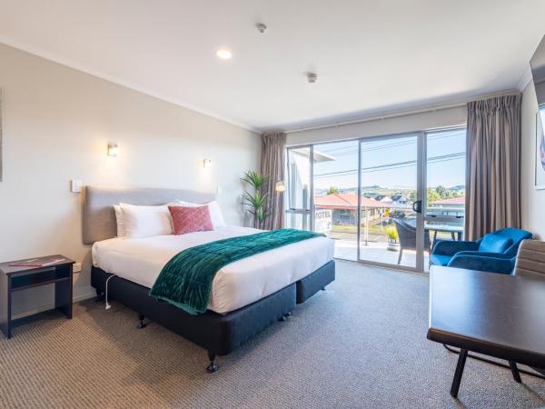 Lake Taupo Motor Inn : photo 10 de la chambre suite de luxe avec baignoire spa