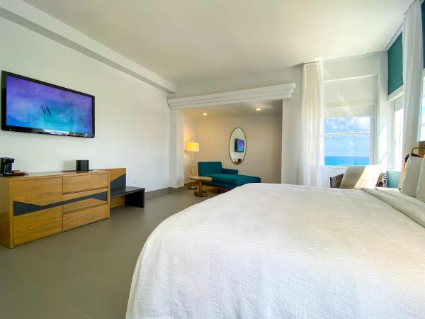 Marseilles Beachfront Hotel : photo 6 de la chambre suite junior avec lit king-size