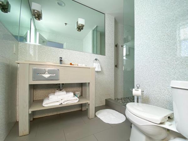 Marseilles Beachfront Hotel : photo 10 de la chambre suite junior avec lit king-size