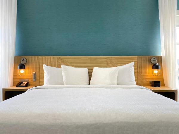 Marseilles Beachfront Hotel : photo 8 de la chambre suite junior avec lit king-size 