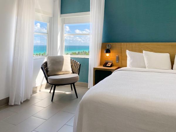 Marseilles Beachfront Hotel : photo 4 de la chambre suite junior avec lit king-size 