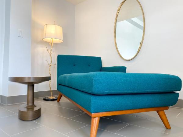 Marseilles Beachfront Hotel : photo 7 de la chambre suite junior avec lit king-size