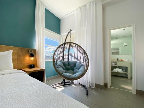 Marseilles Beachfront Hotel : photo 5 de la chambre suite junior avec lit king-size
