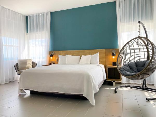 Marseilles Beachfront Hotel : photo 9 de la chambre suite junior avec lit king-size 