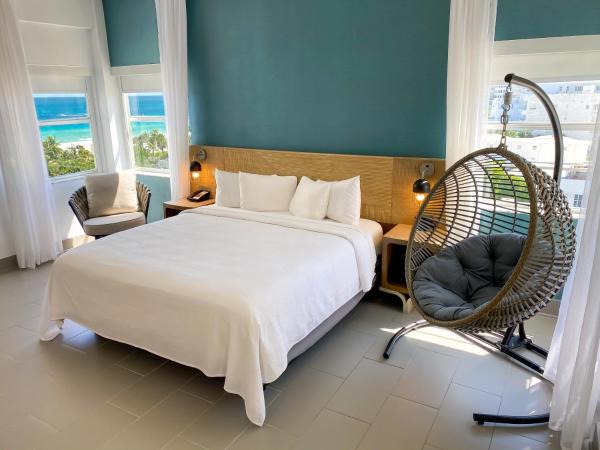 Marseilles Beachfront Hotel : photo 2 de la chambre suite junior avec lit king-size 