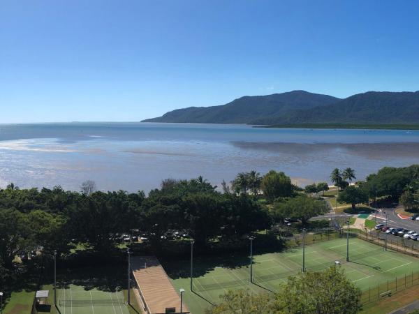 Rydges Esplanade Resort Cairns : photo 9 de la chambre chambre lit queen-size - vue sur mer