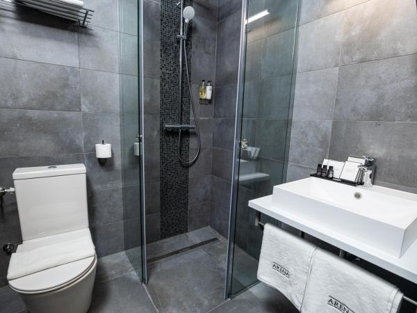 Arena Deluxe & Spa : photo 6 de la chambre chambre lit queen-size avec baignoire spa