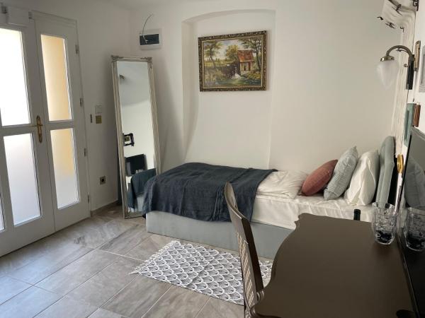 Villabaroque_Eger : photo 2 de la chambre chambre lits jumeaux pour personnes à mobilité réduite