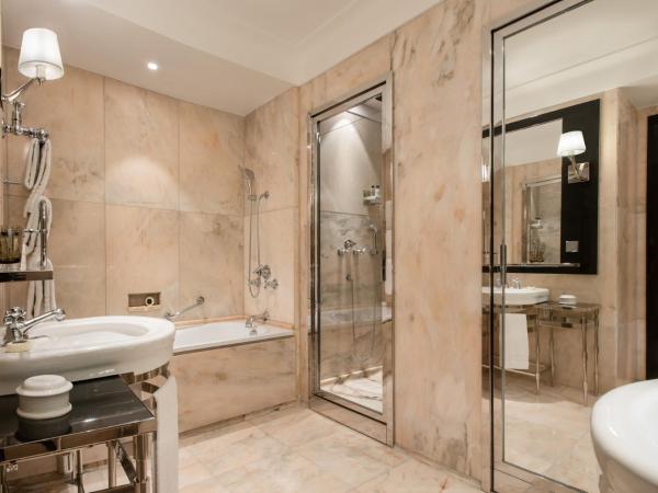 Four Seasons Hotel Ritz Lisbon : photo 2 de la chambre chambre lit king-size premier - vue sur parc