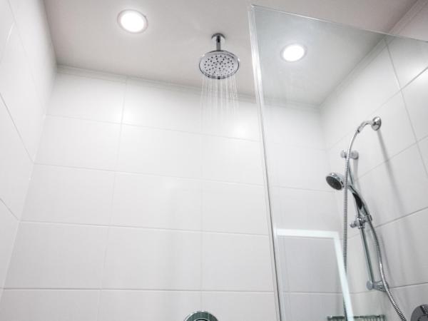 Holiday Inn Hotel & Suites Calgary South - Conference Ctr, an IHG Hotel : photo 2 de la chambre suite lit king-size avec jacuzzi