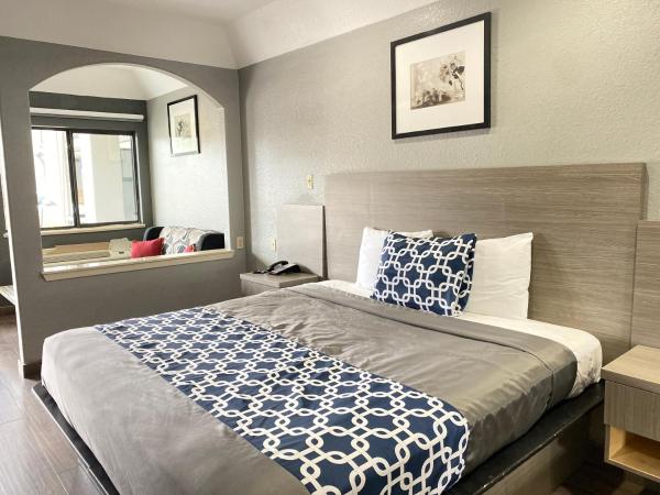 Island Suites Hobby Airport : photo 6 de la chambre suite lit king-size