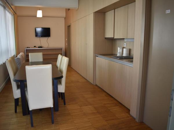 Zsolnay Negyed Vendégháza : photo 4 de la chambre chambre familiale avec salle de bains privative