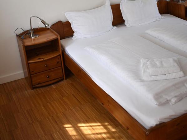 Zsolnay Negyed Vendégháza : photo 6 de la chambre chambre familiale avec salle de bains privative