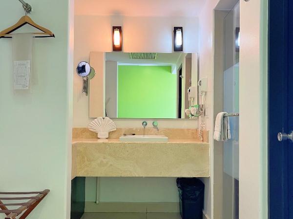 Seven Crown Express & Suites by Kavia : photo 8 de la chambre suite lit king-size