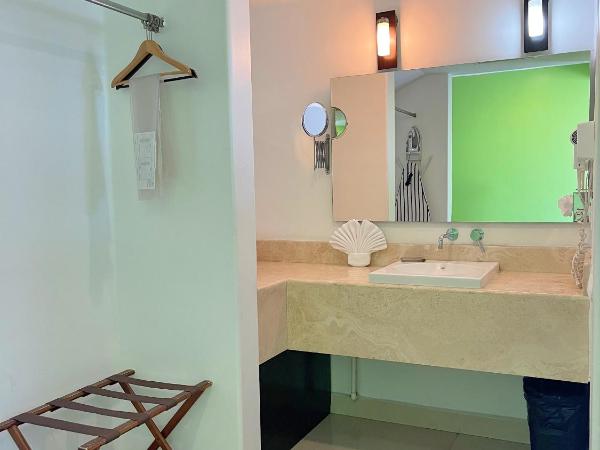Seven Crown Express & Suites by Kavia : photo 2 de la chambre suite lit king-size
