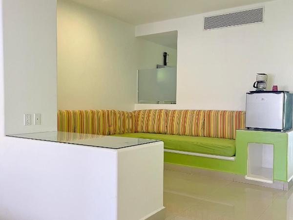 Seven Crown Express & Suites by Kavia : photo 5 de la chambre suite lit king-size