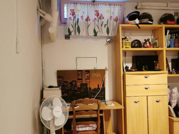 APPARTEMENT EN SOUS SOL DE VILLA avec accès jardin et piscine : photo 5 de la chambre chambre double avec salle de bains privative extérieure