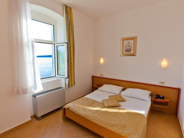Villa Tamaris - Hotel Resort Dražica : photo 2 de la chambre chambre double - vue sur mer