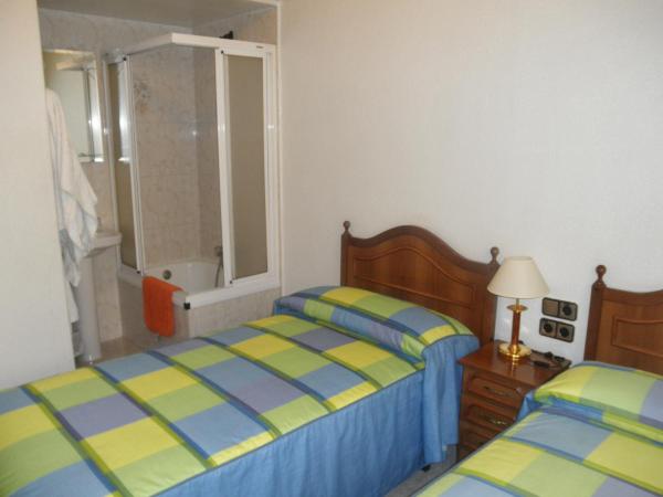Hostal Los Andes : photo 2 de la chambre chambre double ou lits jumeaux avec salle de bains privative