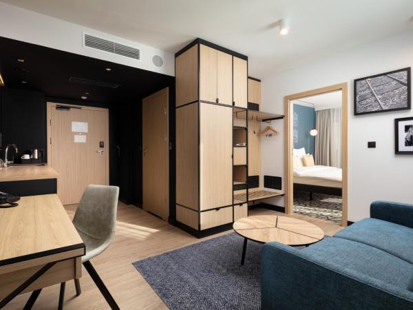 Mercure Warszawa Ursus Station : photo 5 de la chambre apartment with living room and work area
