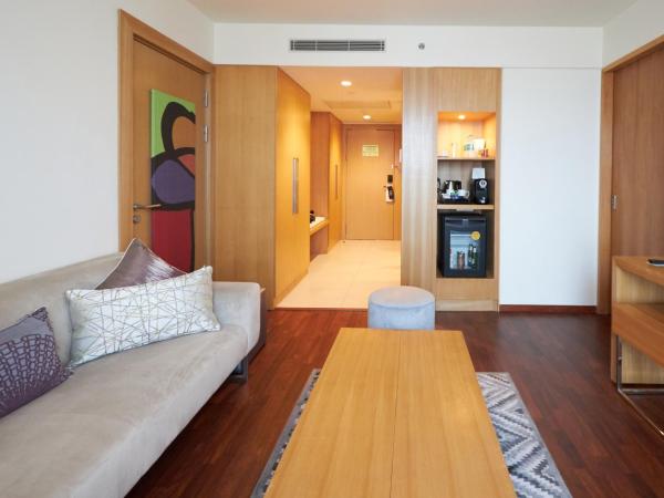 Novotel Chennai OMR : photo 3 de la chambre executive suite king bed - separate living room - bathtub