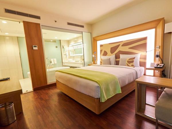 Novotel Chennai OMR : photo 4 de la chambre executive suite king bed - separate living room - bathtub