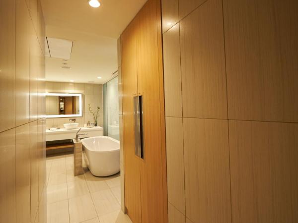 Novotel Chennai OMR : photo 5 de la chambre executive suite king bed - separate living room - bathtub