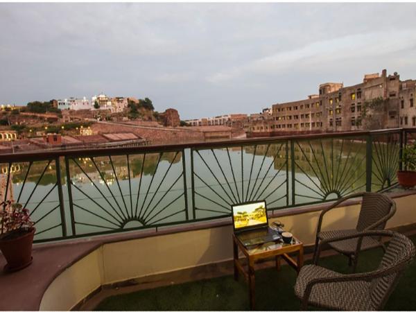 Lakeside Inn Ratanada : photo 5 de la chambre chambre double avec balcon