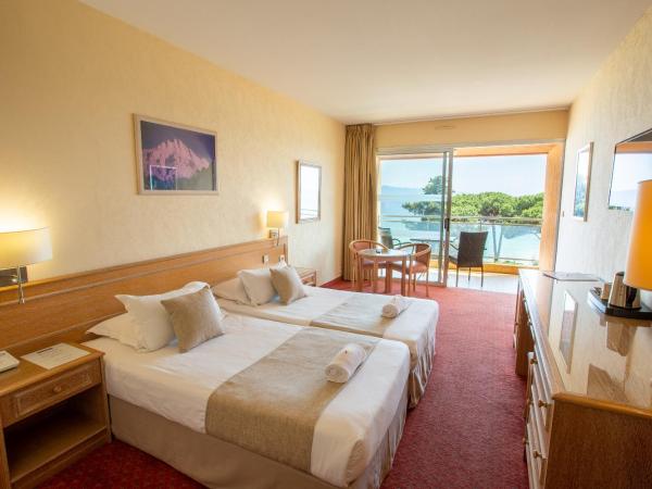 Hôtel La Pinède : photo 8 de la chambre chambre supérieure - balcon et vue sur mer