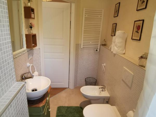 AriediParma - Rooms&apartments : photo 6 de la chambre chambre double avec salle de bains privative