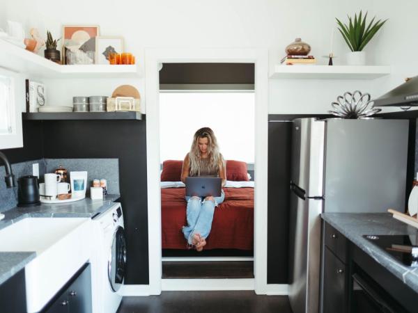 Ironwood Grove, Tiny House Hotel : photo 3 de la chambre suite avec balcon