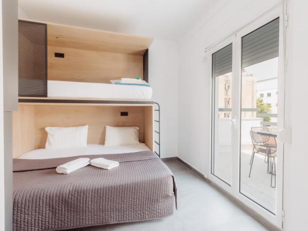 Athens Backpackers : photo 2 de la chambre chambre quadruple avec terrasse