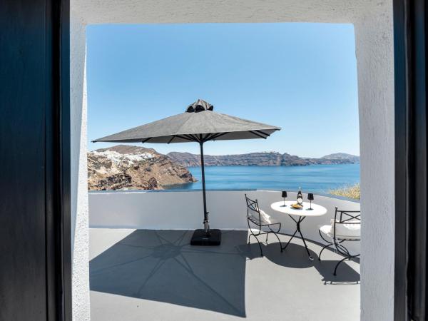 Pearl of Caldera Oia - Boutique Hotel by Pearl Hotel Collection : photo 1 de la chambre grande suite en duplex avec bain à remous intérieur - vue sur caldeira