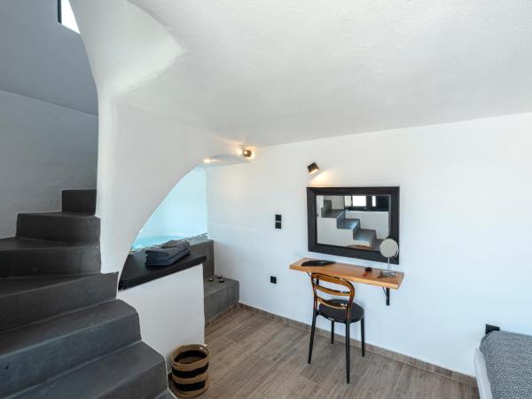 Pearl of Caldera Oia - Boutique Hotel by Pearl Hotel Collection : photo 2 de la chambre grande suite en duplex avec bain à remous intérieur - vue sur caldeira