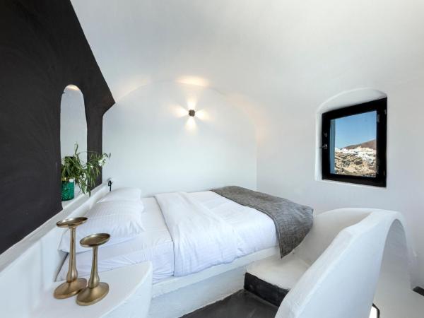 Pearl of Caldera Oia - Boutique Hotel by Pearl Hotel Collection : photo 5 de la chambre grande suite en duplex avec bain à remous intérieur - vue sur caldeira