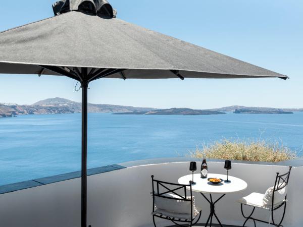 Pearl of Caldera Oia - Boutique Hotel by Pearl Hotel Collection : photo 8 de la chambre grande suite en duplex avec bain à remous intérieur - vue sur caldeira