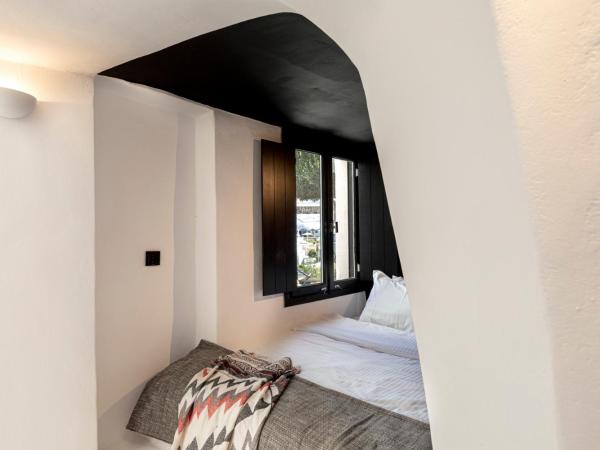 Pearl of Caldera Oia - Boutique Hotel by Pearl Hotel Collection : photo 1 de la chambre chambre double supérieure avec jacuzzi extérieur - vue sur caldeira