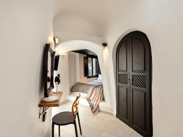 Pearl of Caldera Oia - Boutique Hotel by Pearl Hotel Collection : photo 3 de la chambre chambre double supérieure avec jacuzzi extérieur - vue sur caldeira