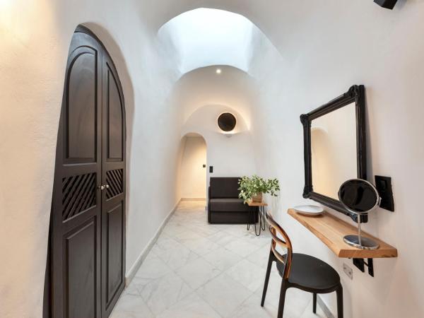 Pearl of Caldera Oia - Boutique Hotel by Pearl Hotel Collection : photo 4 de la chambre chambre double supérieure avec jacuzzi extérieur - vue sur caldeira