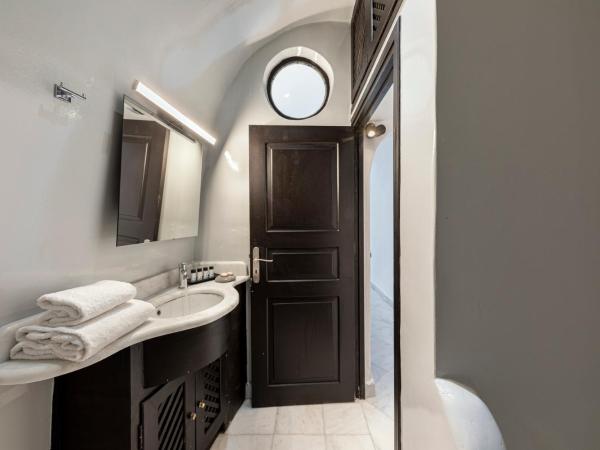 Pearl of Caldera Oia - Boutique Hotel by Pearl Hotel Collection : photo 6 de la chambre chambre double supérieure avec jacuzzi extérieur - vue sur caldeira