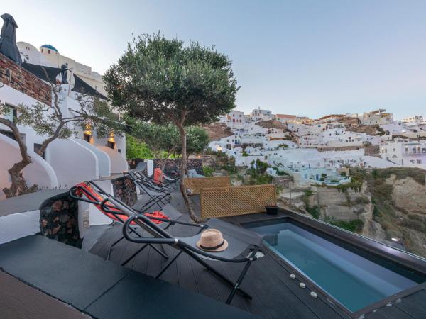 Pearl of Caldera Oia - Boutique Hotel by Pearl Hotel Collection : photo 8 de la chambre chambre double supérieure avec jacuzzi extérieur - vue sur caldeira